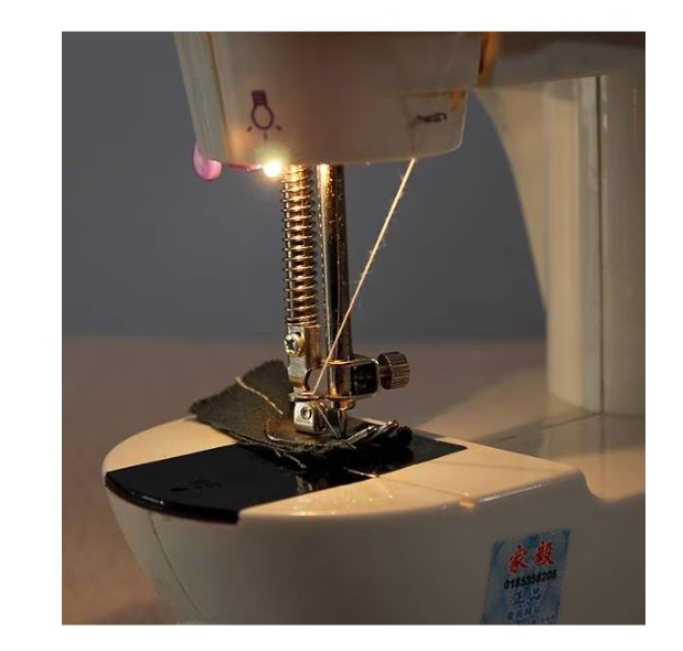 Mini masina de cusut portabila cu pedala, alimentare cu baterii sau la retea, Alba