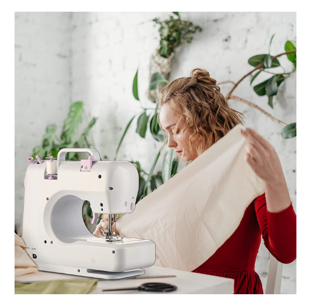 Mini masina de cusut portabila, Accesorii incluse, Iluminare LED, Pedala de picior, Doua moduri de functionare a sursei de alimentare, Cu cusatura inversa si 12 butoane de cusatura incorporate, Alb