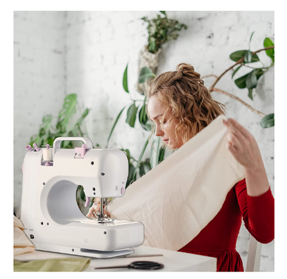 Mini masina de cusut portabila, Accesorii incluse, Iluminare LED, Pedala de picior, Doua moduri de functionare a sursei de alimentare, Cu cusatura inversa si 12 butoane de cusatura incorporate, Alb