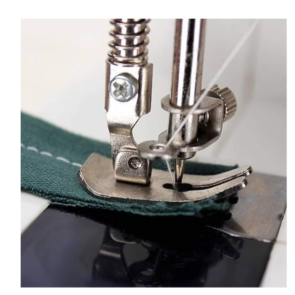 Mini masina de cusut portabila cu pedala, alimentare cu baterii sau la retea, Alba